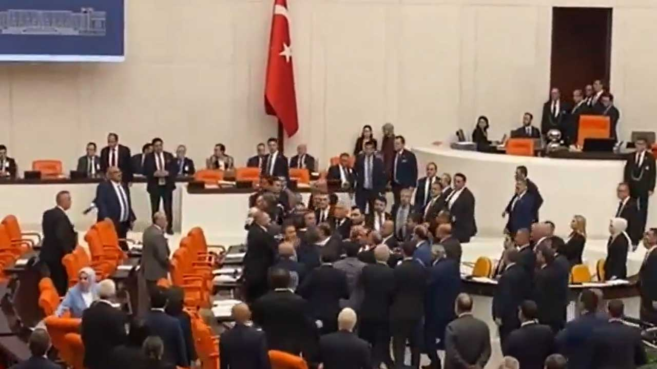 TBMM’de yine kavga… Selçuk Türkoğlu ve Erkan Akçay birbirine girdi… Durun siz kardeşsiniz